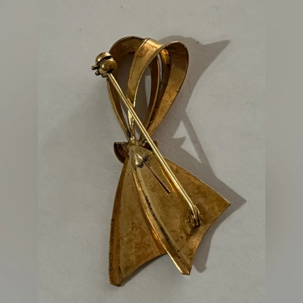 Elegant Gold Tone Ribbon Brooch - Picture 2 of 2